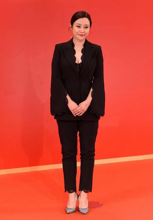 郝蕾品味不一般!微胖身材非要穿小码西装,效果意外性感时髦