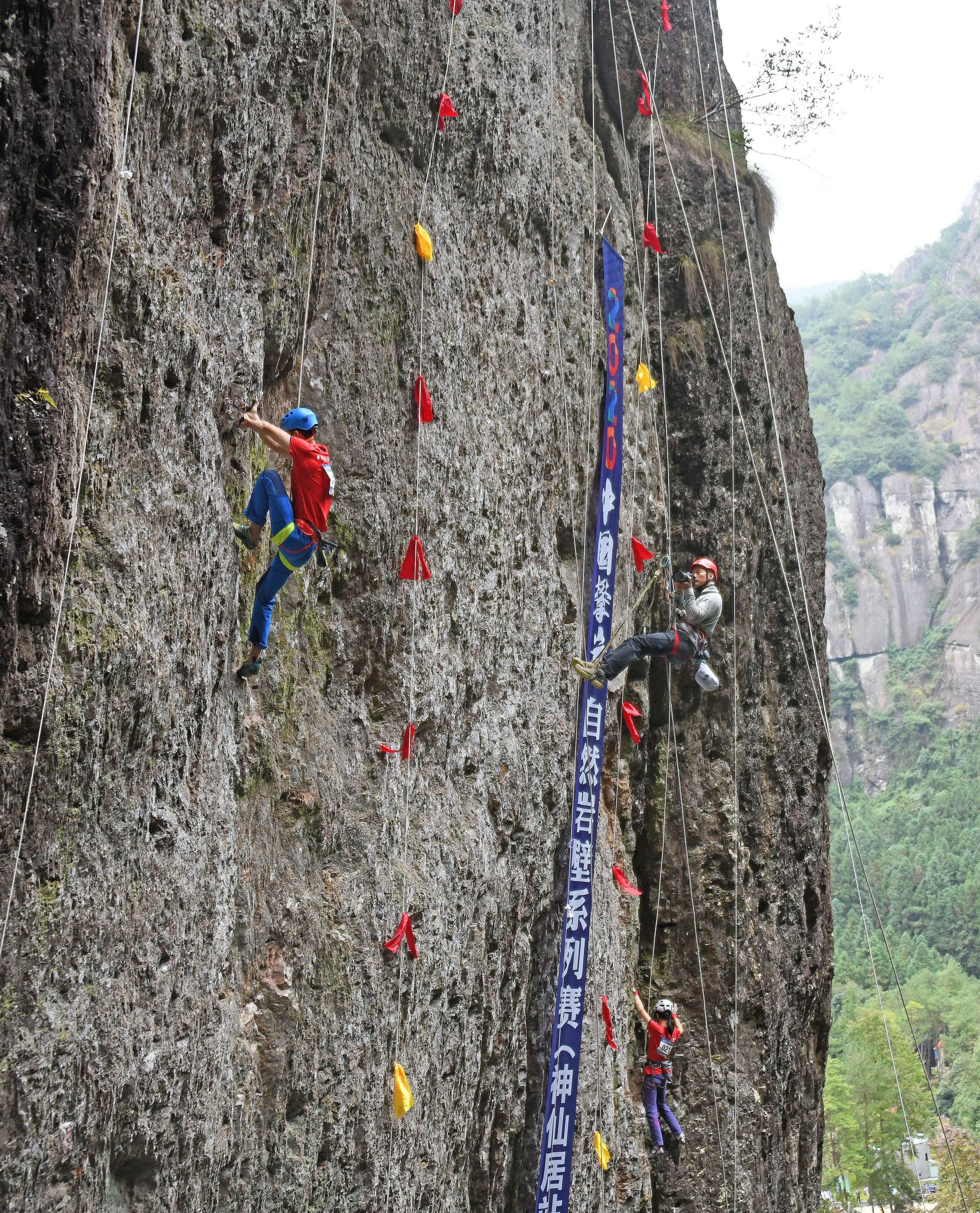 仙居:岩壁再现"蜘蛛侠"