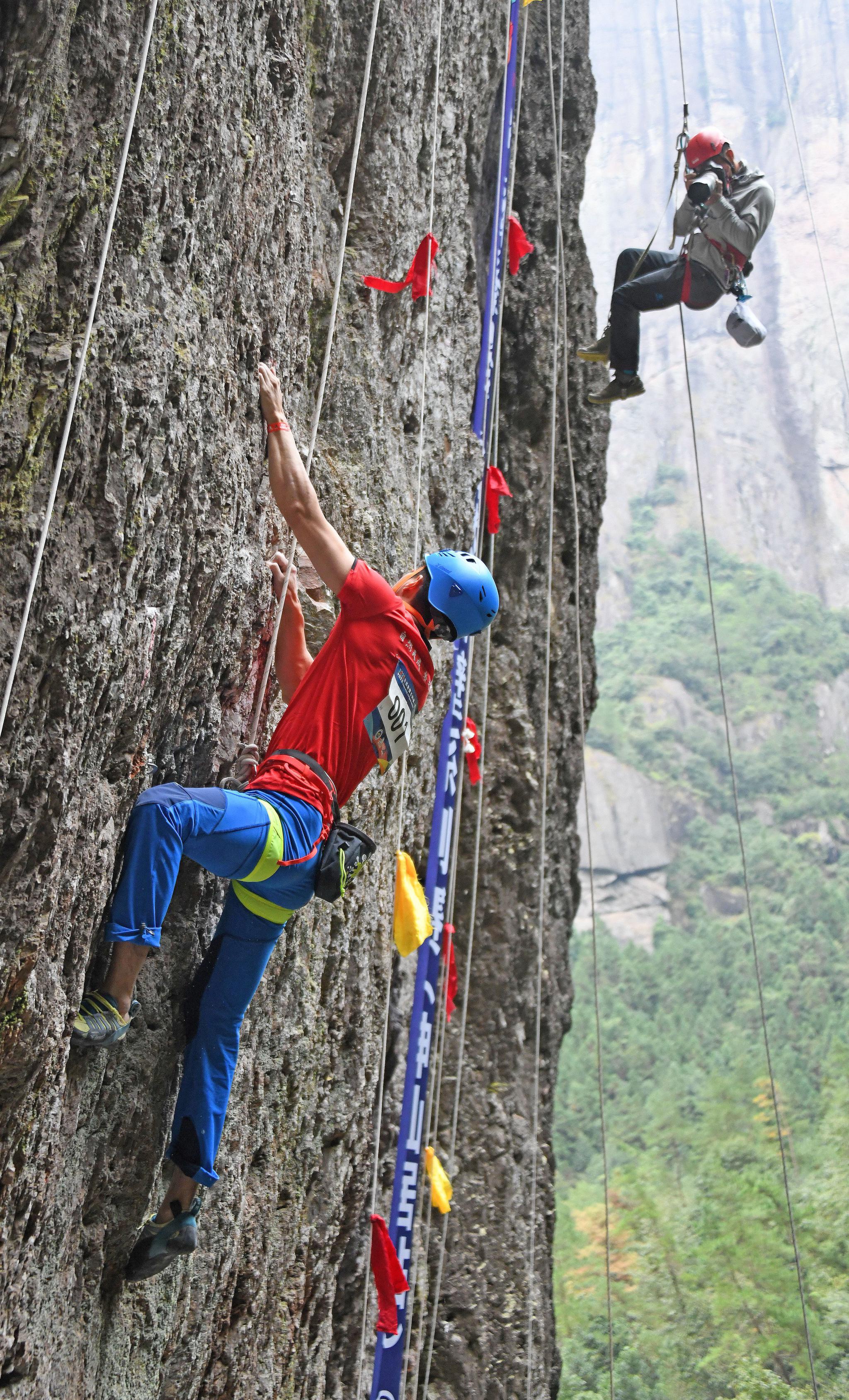 仙居:岩壁再现"蜘蛛侠"|攀岩|户外运动_新浪新闻