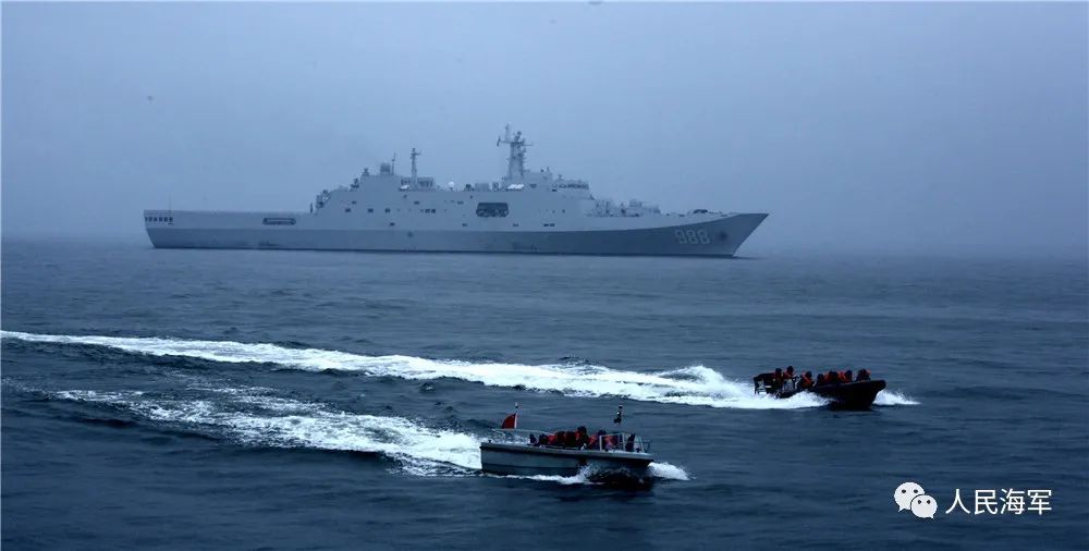 军舰海上巡逻照片