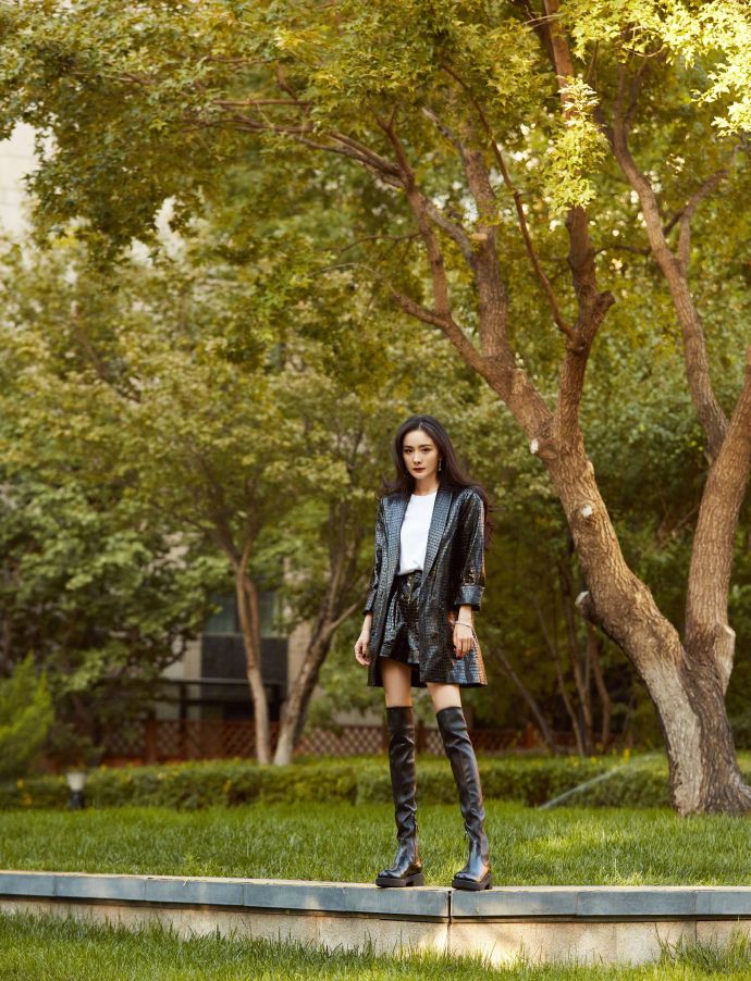 杨幂穿黑色皮衣配长筒靴 轻抚长发温柔妩媚