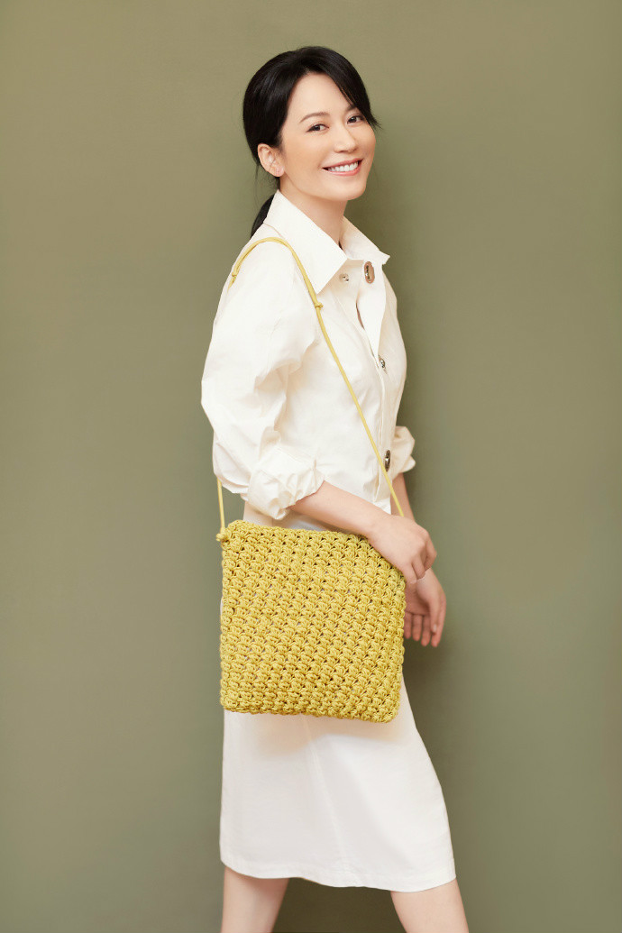 49岁俞飞鸿做客薇娅直播间,穿衬衫裙知性减龄,明星脸vs网红脸