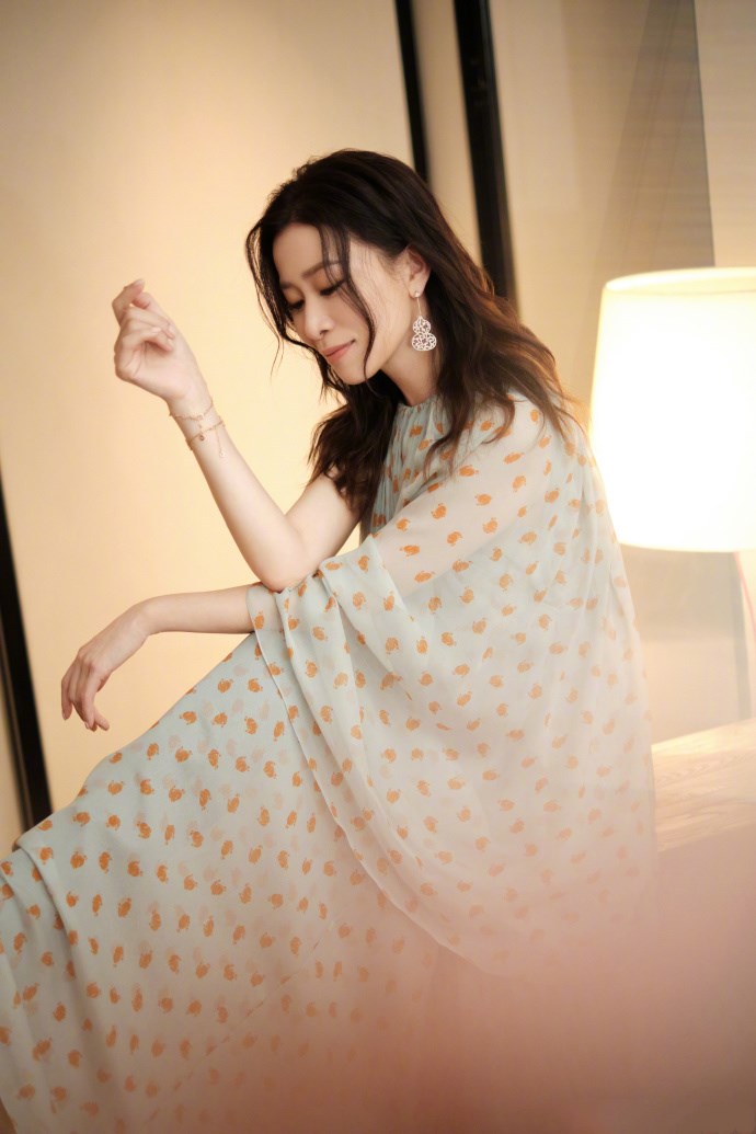 佘诗曼穿单肩雪纺长裙美出天际葫芦耳环亮眼站窗边神似温碧霞