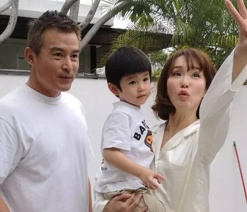 49岁范文芳晒亲子照,儿子可爱母亲嫩出水,老公满头白发成长辈