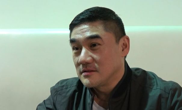 53岁吴大维与老婆甜蜜出行夫妇二人共享海鲜大餐