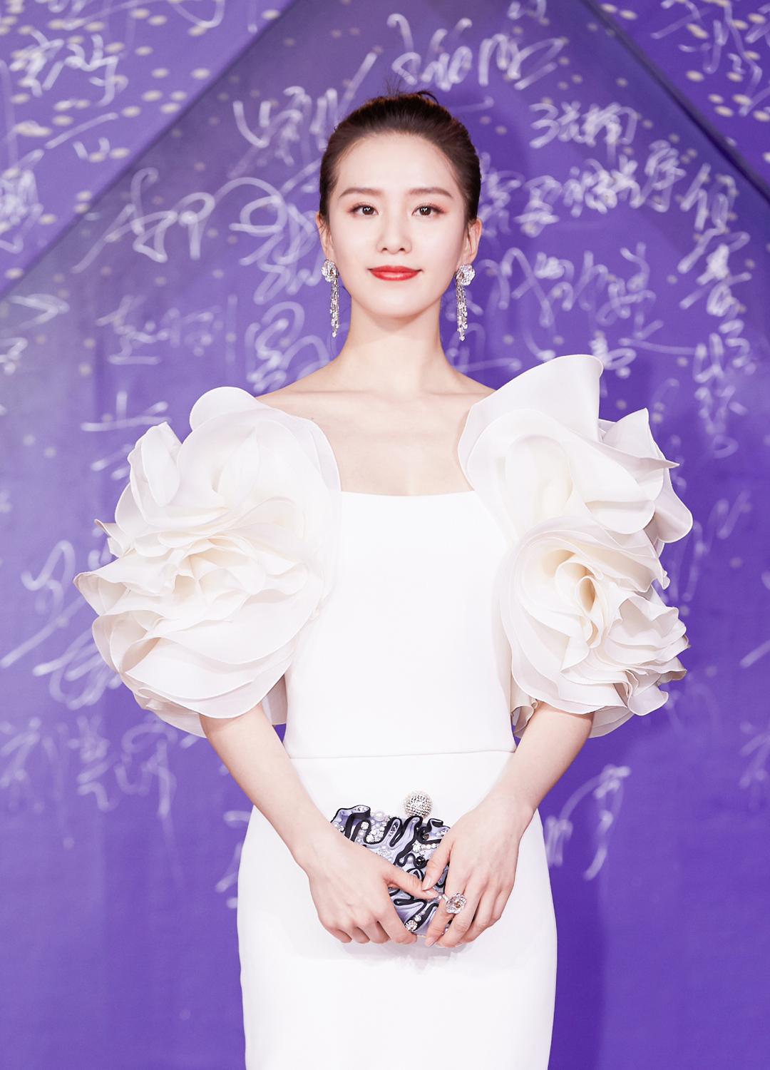 锁骨精今日份上线 看女明星们的名品锁骨在线撩人!