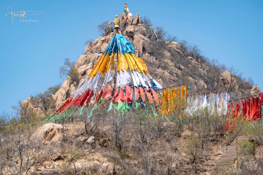 在北票大黑山里邂逅一座豪华的藏传寺庙据说已有几百年的历史