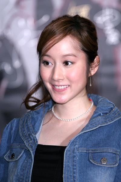 不仅如此,丁小芹还被娱乐圈的"好姐妹"直播追债过,当时追债人不止一个