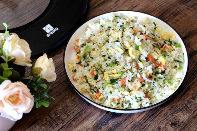 剩米饭加四种配菜炒出颗粒分明又美味的蛋炒饭几乎每周都做