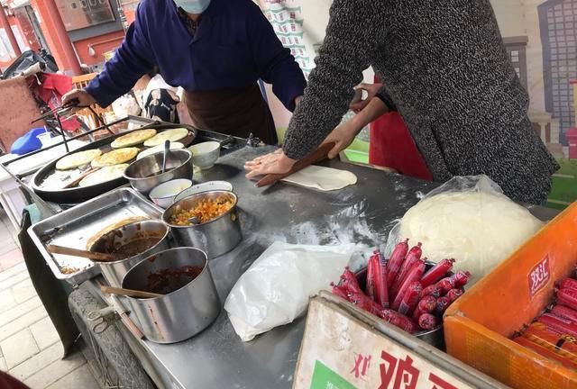 郑州西郊有家鸡蛋灌饼从出摊到收摊一直排队一做就是三十年