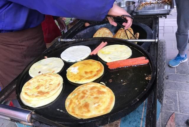 郑州西郊有家鸡蛋灌饼从出摊到收摊一直排队一做就是三十年