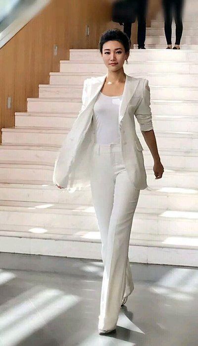 43岁央视美女李梓萌,戴了13年假发主持,头套摘下惊艳的认不出!