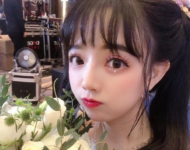 王奕萌美颜视频翻车,瘦脸特效开太过,连整体脸型都改变了