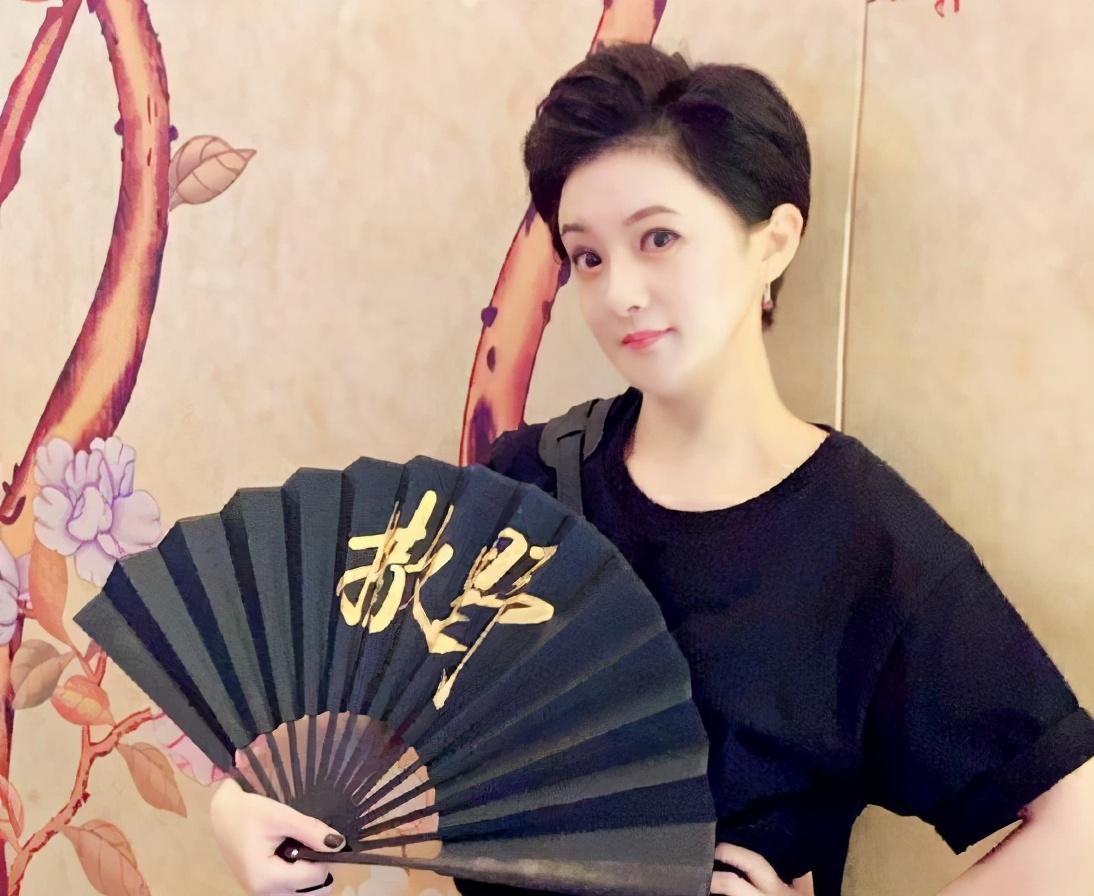 绯闻男友都结婚了,40岁金铭还单着,短发乱糟糟被嘲像大妈