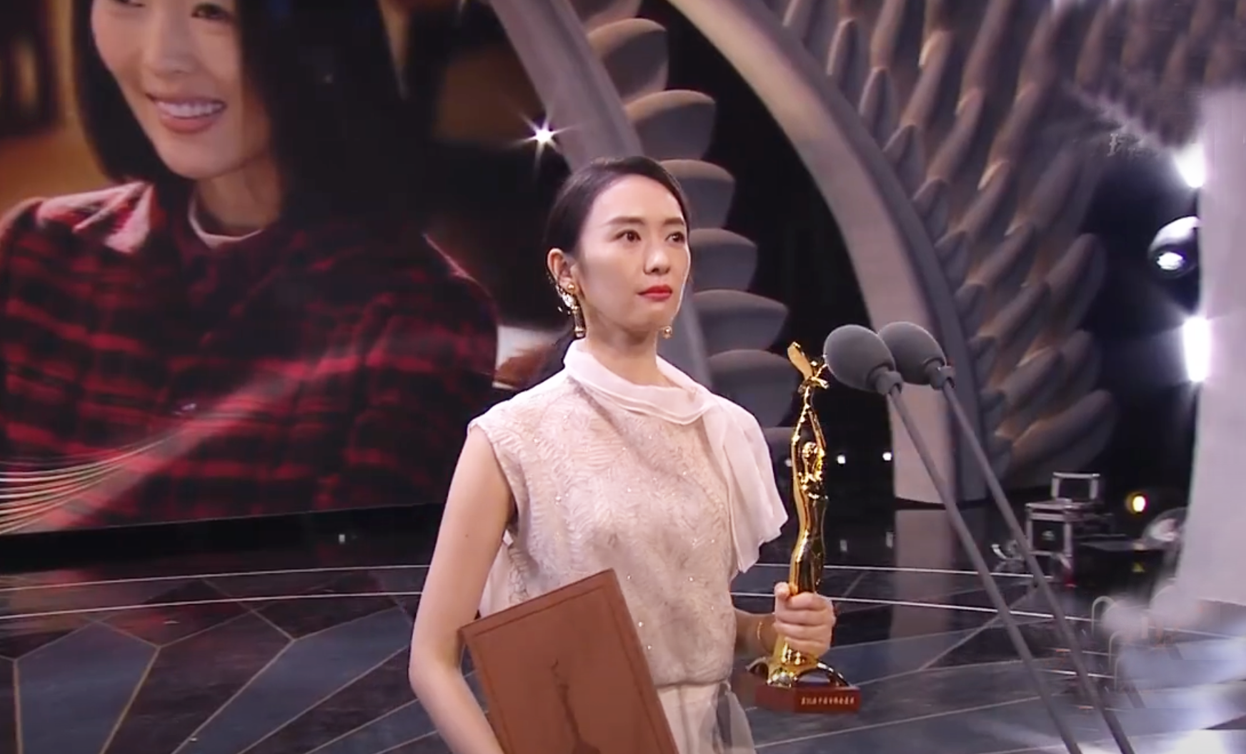 金鹰节颁奖晚会"翻车"不断,宋茜撇嘴,倪萍表情亮了!