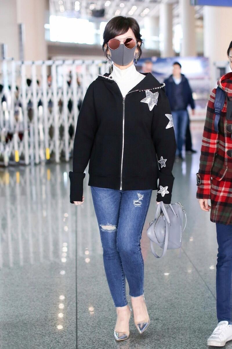 65岁赵雅芝还有健美腿,穿卫衣配紧身牛仔裤,不愧是气质奶奶