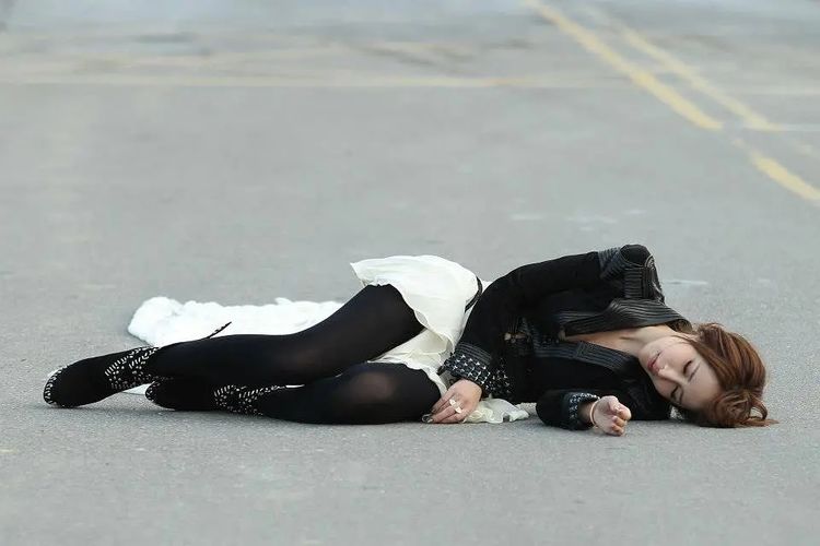 41岁萧亚轩深夜素颜直播眼神游离神情憔悴精神状态再引担忧