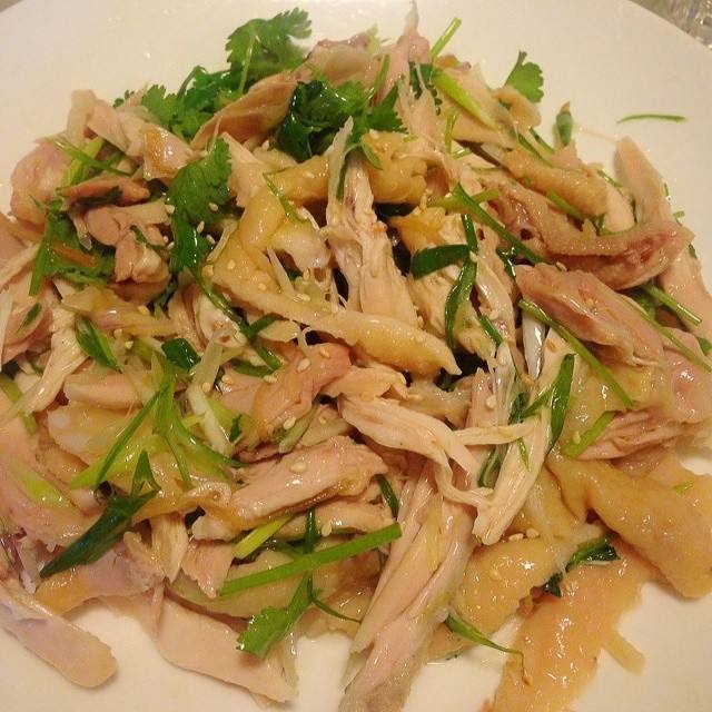 家常手撕鸡,肉质细腻油脂适中,麻辣鲜香,增进食欲,开胃下饭