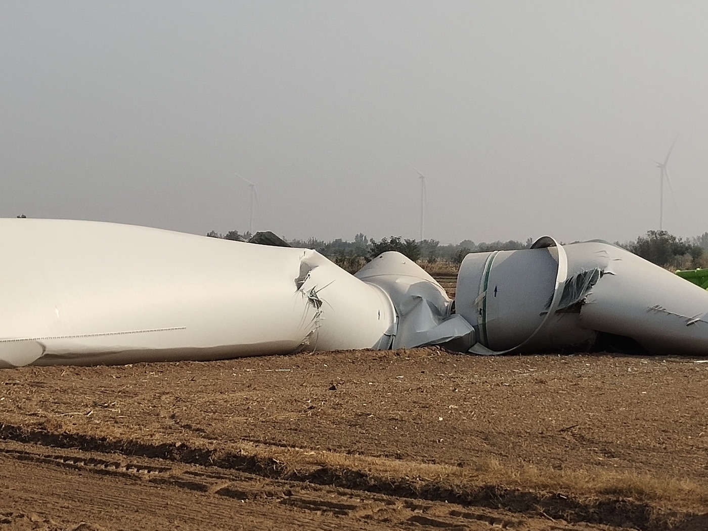 山东:阳信一风力发电机吊装发生倒塌 现场一片狼藉