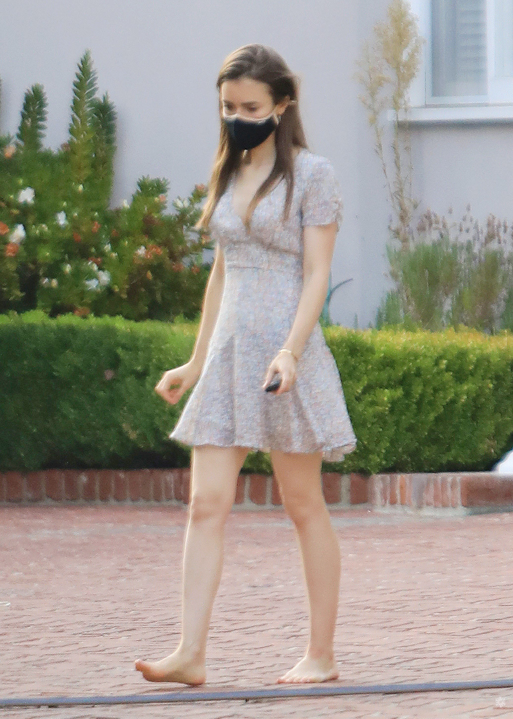 31岁白雪公主莉莉柯林斯出街照光脚取快递宛若小精灵