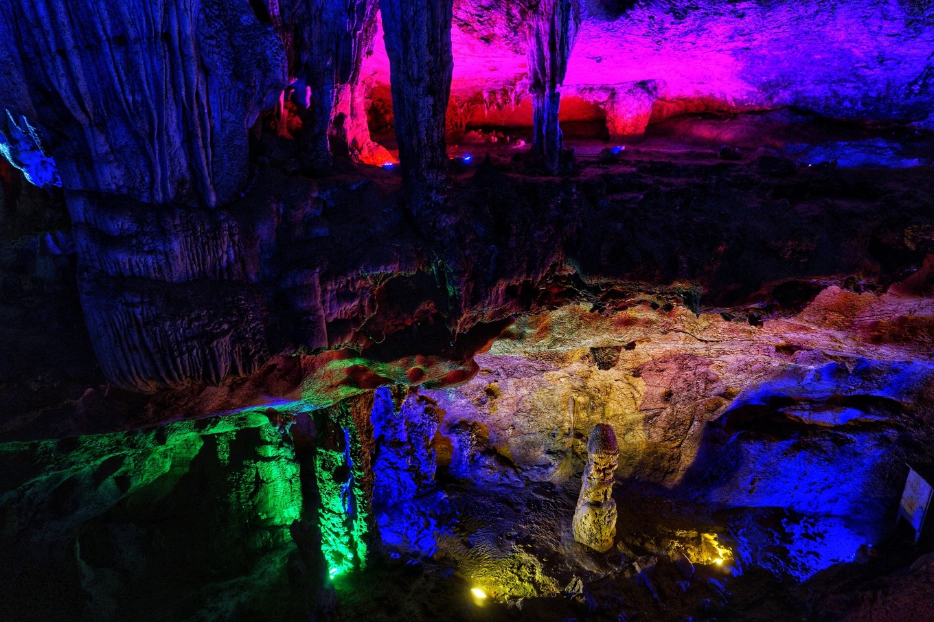 桂林地区最大的溶洞,贯穿十二座山峰犹如迷宫,游客:非常震撼