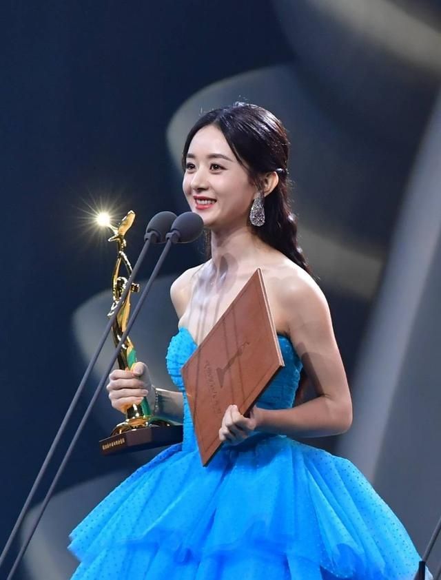 赵丽颖再度获金鹰奖,手捧小金人穿抹胸礼服出镜,不愧是最美女神