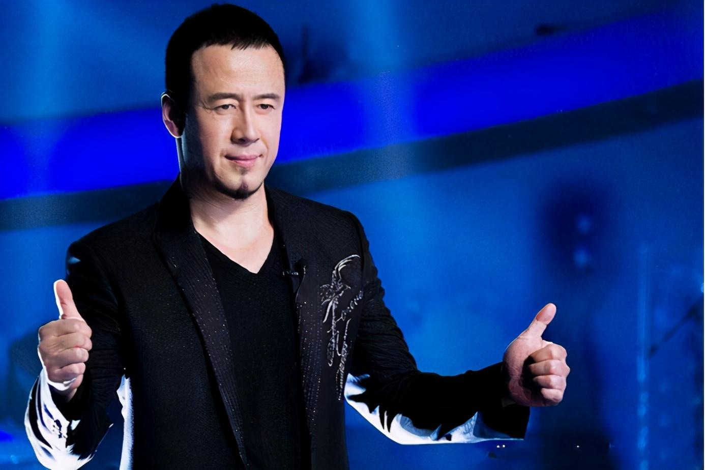 奢华都形容不了杨坤的豪宅客厅可以当篮球场一个客厅3种风格