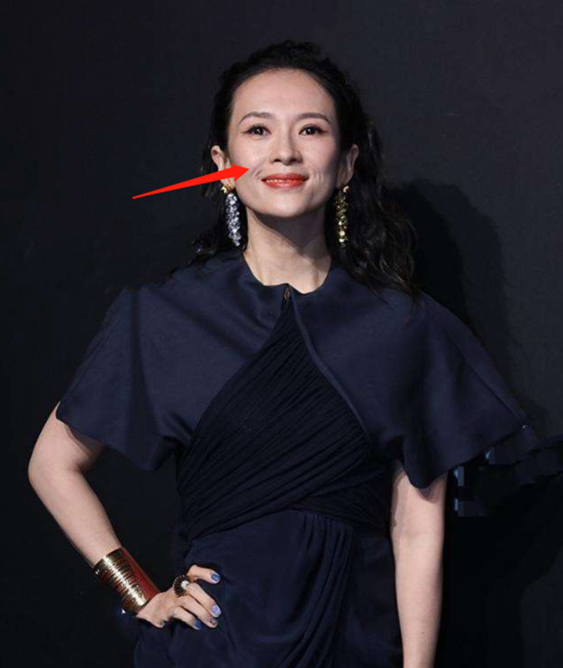 章子怡二胎后瘦回98斤,身材依然纤细,脸和发际线却回不去了