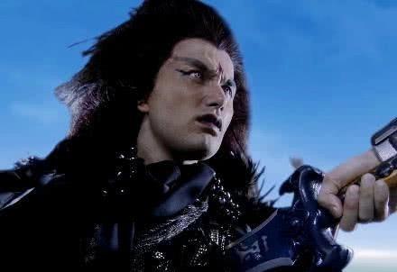 还记得《仙剑3》中的魔尊重楼吗?卸妆留胡子梳大背头,男神一枚