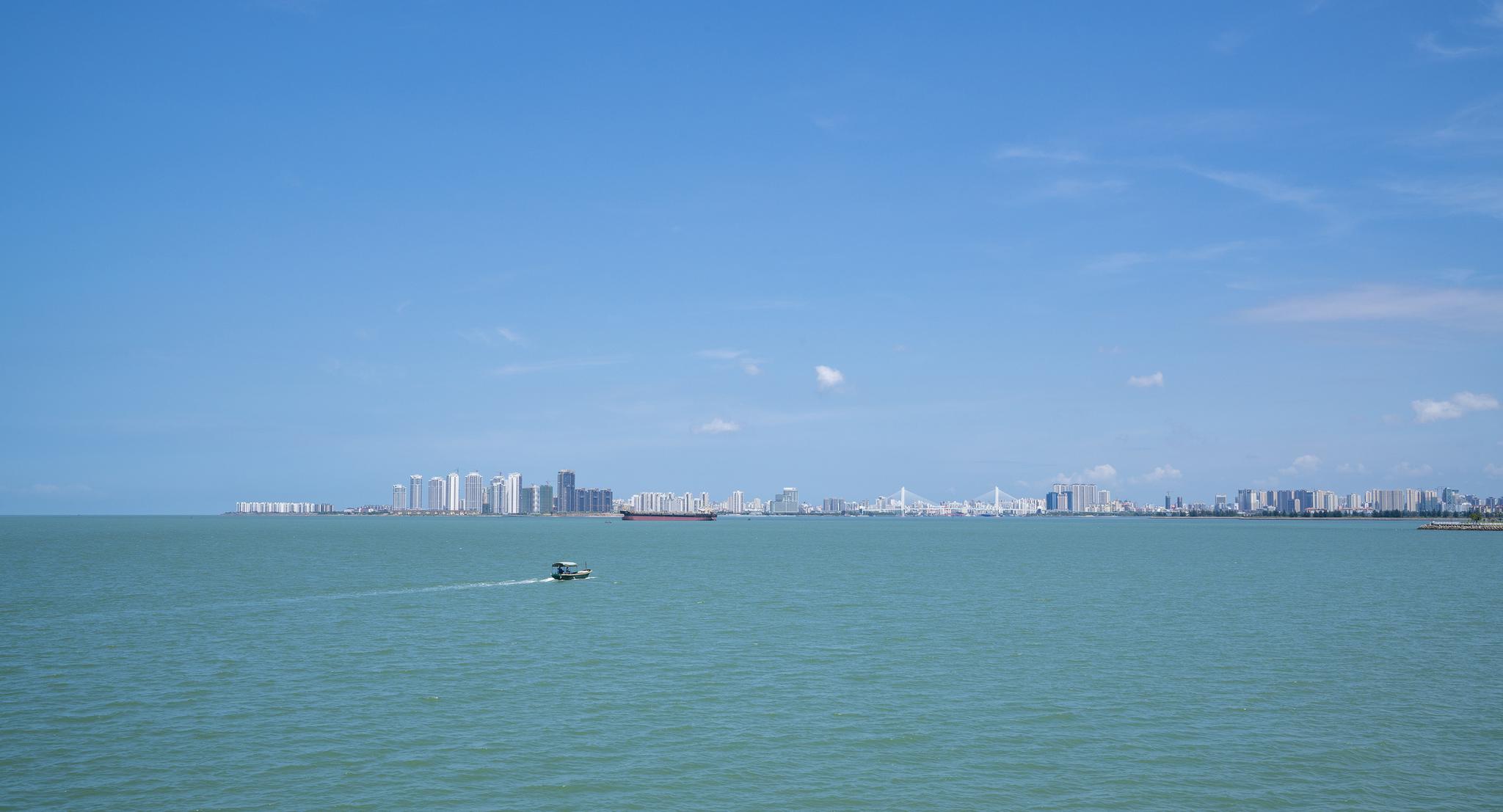 广东到海南岛最便捷的交通方式,四十块钱九十分钟穿越琼州海峡|渡轮|海南岛|琼州海峡_新浪新闻
