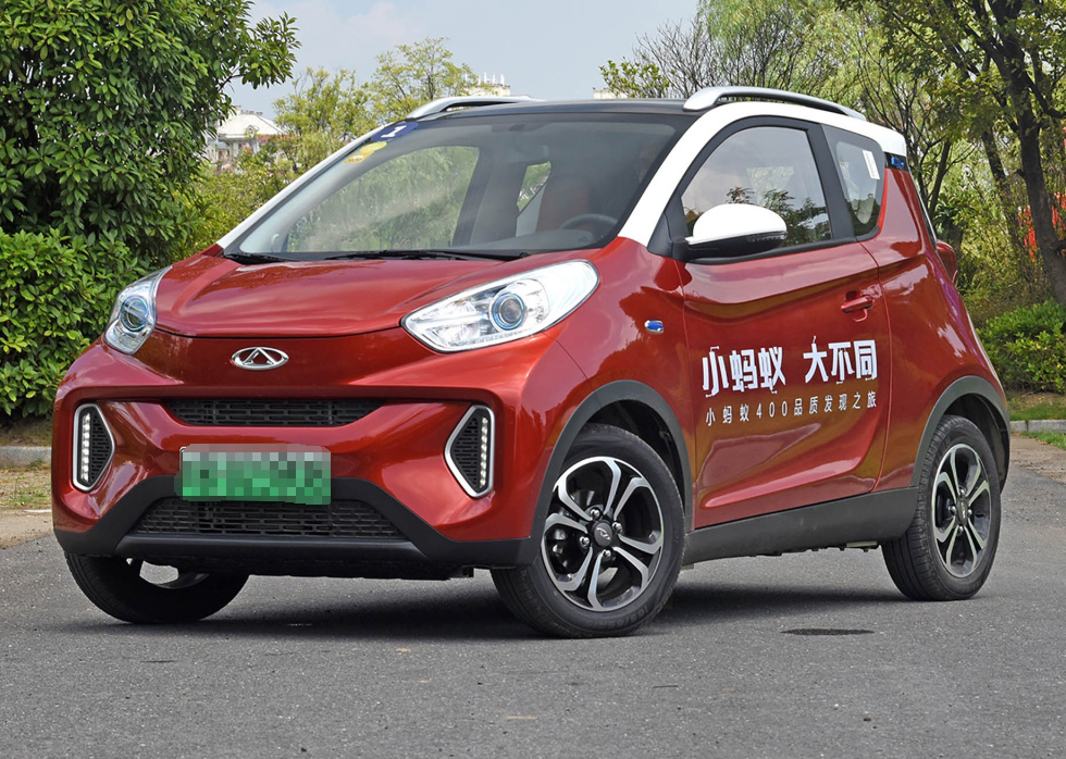 拥有"小蚂蚁"这个别称的奇瑞eq1,同样是一款瞄准代步市场的车型,它的