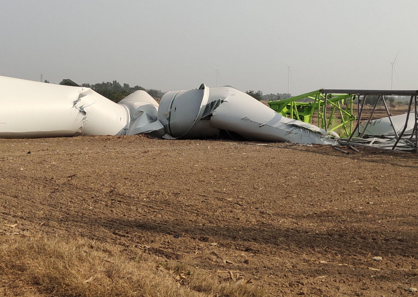山东:阳信一风力发电机吊装发生倒塌 现场一片狼藉