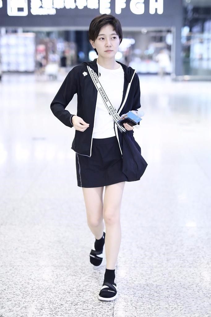 焦俊艳开始留长发了回母校跟同学合影素颜还这么清纯