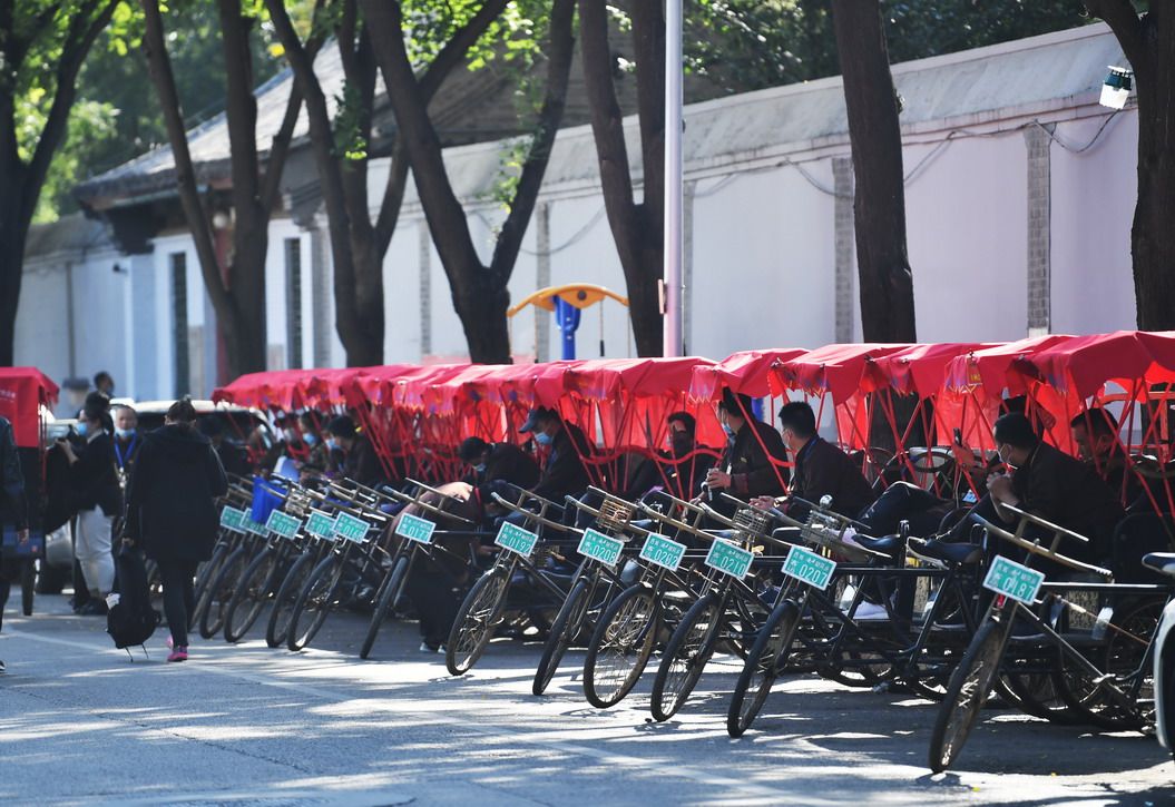 北京什刹海胡同游回归首日 车工戴口罩、“一趟一消毒”