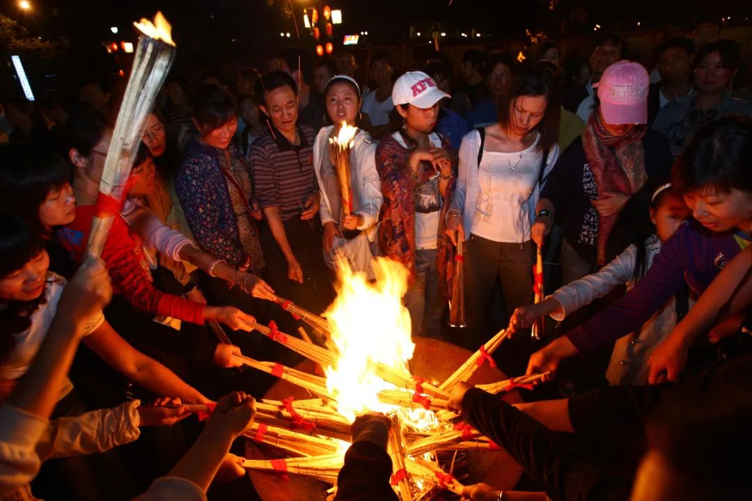 楚雄彝人古镇游人如织。张彤 摄