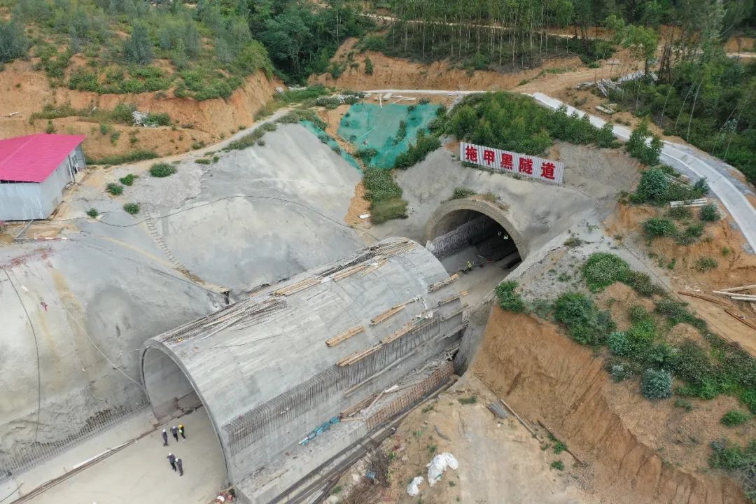 交通弥蒙铁路全线首座隧道贯通一路好吃好玩超期待