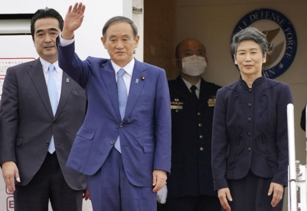 菅义伟偕夫人登机进行首次外访,日媒:不像安倍夫妇,他俩没牵手