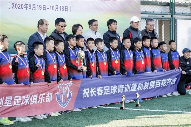 2020足球世界俱乐部_北海两队旗开得胜!2020年首届北海沙滩足球比赛开踢