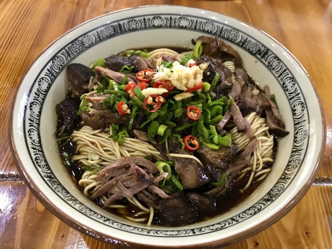 每到立冬,家家面店门口张贴启事——"自立冬日起,本店供应酥羊大面