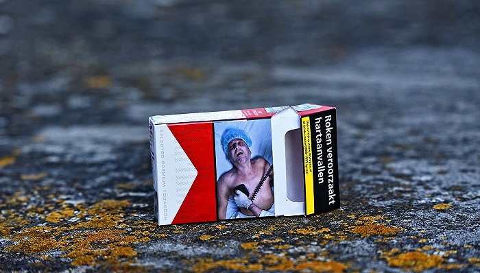 中国孩子有多容易吸上第一口烟