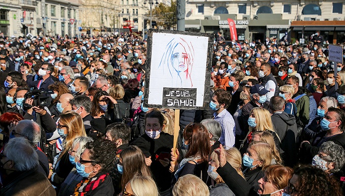 法国万人大游行悼念被斩首老师，凶手妹妹为ISIS成员