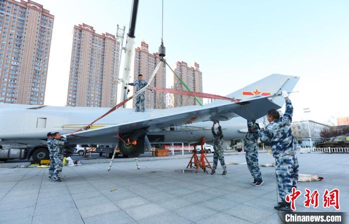 图为歼-8Ⅱ型战斗机“落户”哈尔滨华德学院国防教育广场。高校提供