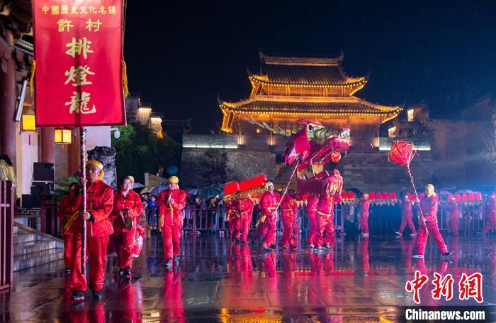 许村板凳龙已有上千年历史。　田雨昊 摄