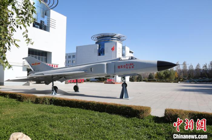 图为歼-8Ⅱ型战斗机“落户”哈尔滨华德学院国防教育广场。高校提供