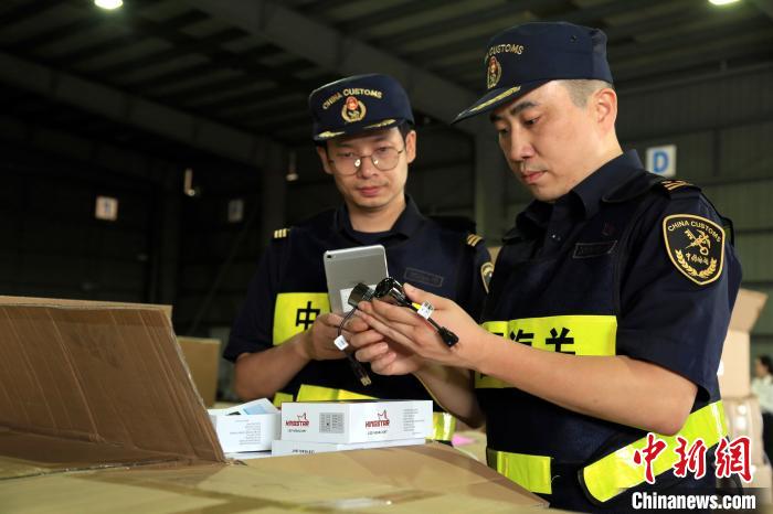     宁波海关所属大榭海关关员对涉嫌侵犯知识产权的货物进行查验。　向恋梅　摄