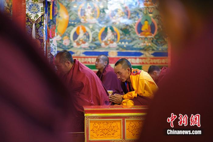 寺庙僧众聆听十一世班禅讲经。中新社记者 何蓬磊 摄