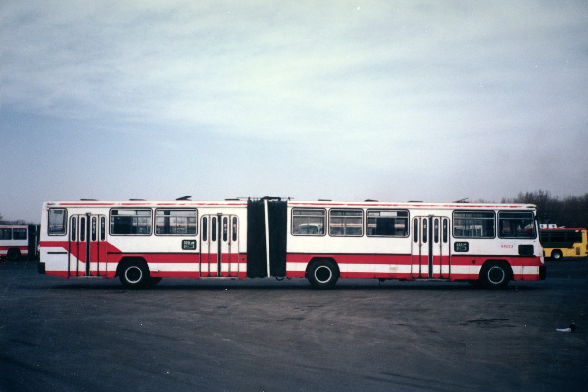 1994年 京华bk61801997年6月25日,全国第一条公交专用道在北京长安街