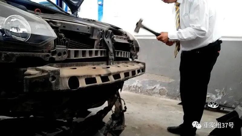 ▲24日下午，上汽大众北京恒星天诚4S店的一名员工，在一辆送修汽车拆解定损前，将原本完好的水箱框架砸坏。来源：新京报调查组。