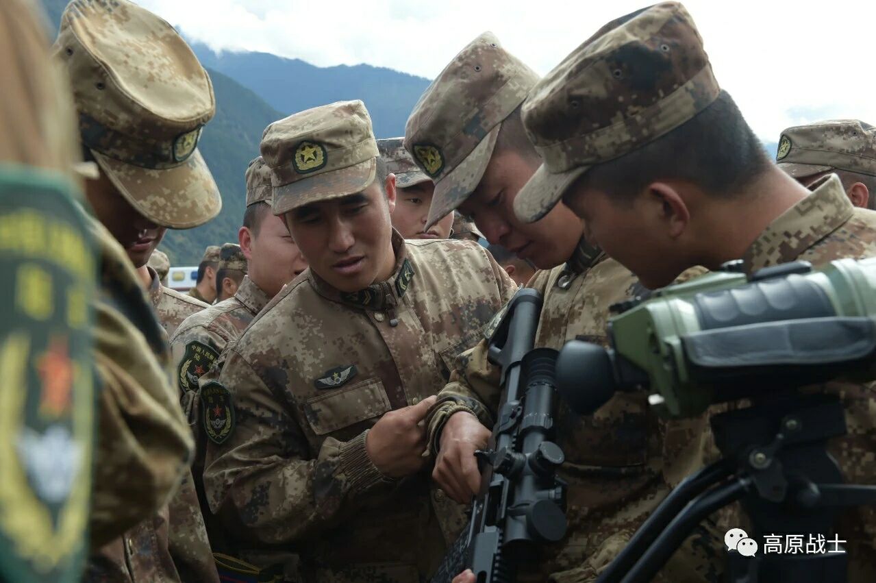 西藏军区公众号展示的新型QBU-191步枪，注意旁边还有数码侦察设备 图源：高原战士