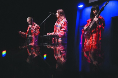 图说:the either乐队在演出.右一为沈嘉琚